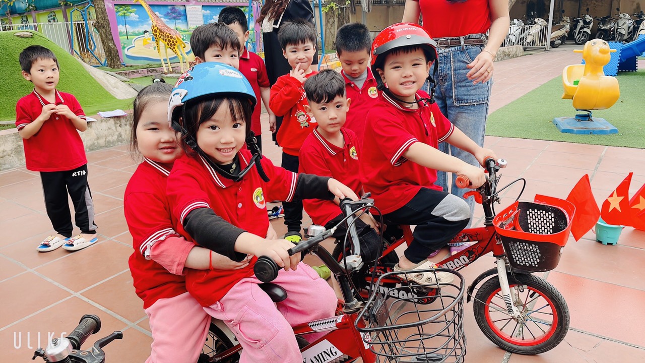 Tiết học Hoạt động ngoài trời lớp Mẫu giáo nhỡ B1